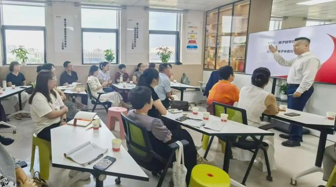 孩子沉迷手机？科学引导比粗暴禁止更有效！每天一块钱让改变落地！