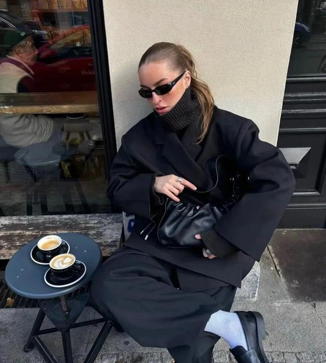 冬天不知道穿什么？那就一黑身也太高级了(图1)